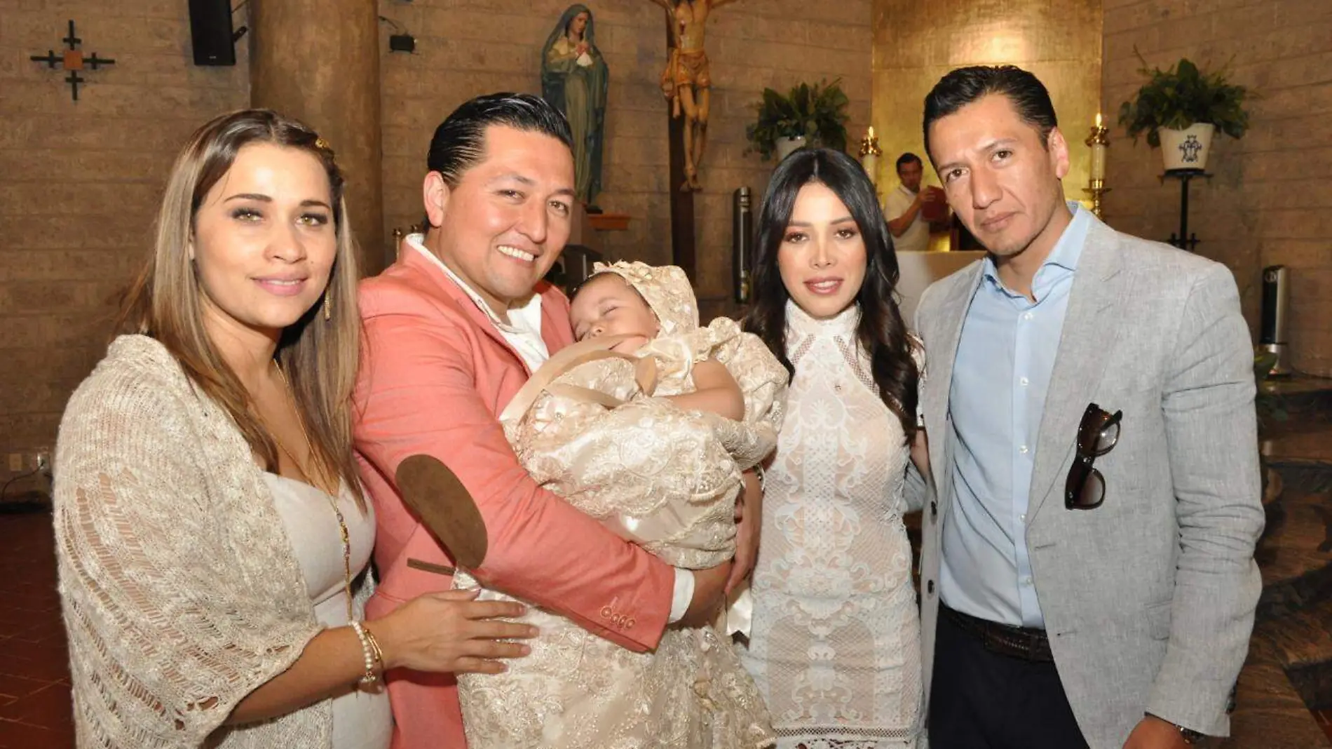 FOTO PRINCIPAL SJR Los papas de Sabina con los padrinos Alberto Gonzalez y Monica Celaya